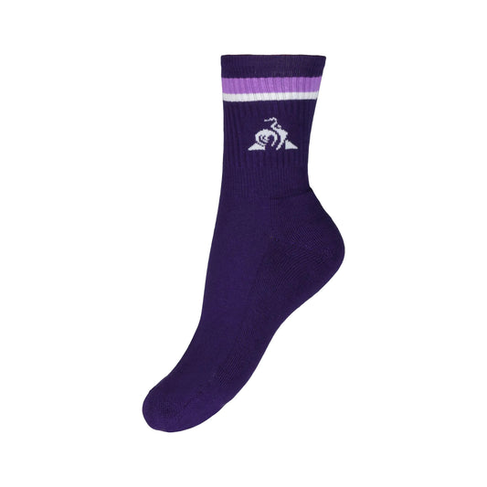 The Le Coq Sportif Sports Socks in Purple Velvet offer a single sock with a white and light purple stripe at the top, providing exceptional comfort and breathability, along with the signature small white logo of a seated figure. Ideal for those who value quality in their sports socks.