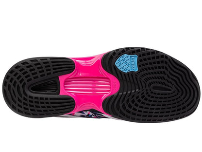 The K-Swiss Speedtrac Indoor Court Shoes in white, black, and neon pink boast a detailed black tread pattern ideal for indoor courts. These shoes provide lightweight midfoot support, highlighted by a neon pink accent in the center and a subtle blue branding patch near the heel.