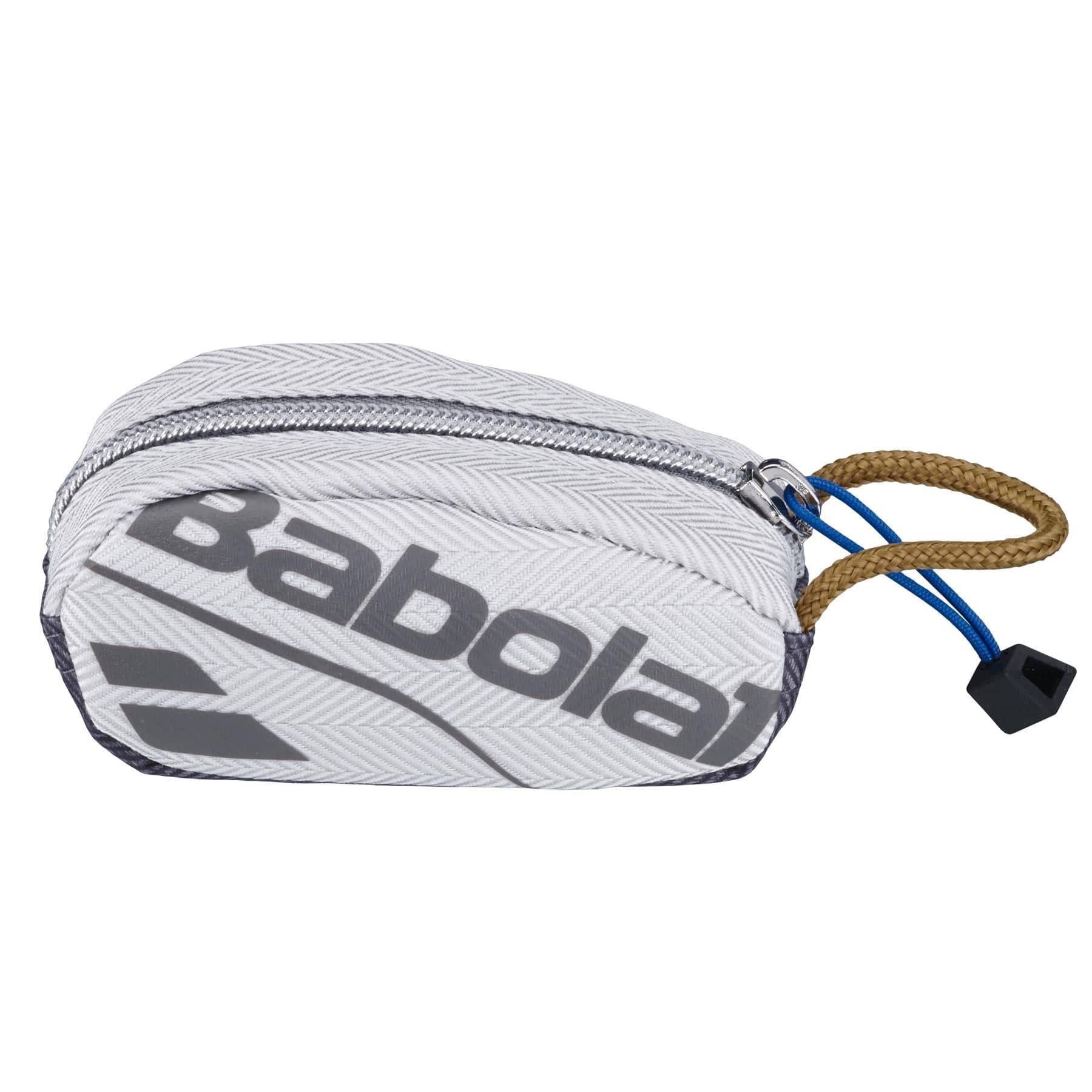 This compact Babolat Racket Holder Wimbledon Key Ring, with its zipper and looped rope handle, is the perfect accessory for the London tournament. The chic white design adorned with a gray pattern and logo makes it an ideal addition to your key ring in celebration of Wimbledon 2024.