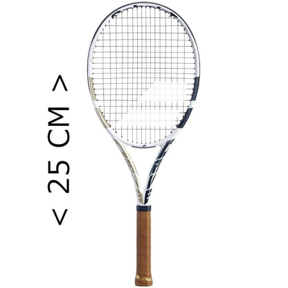 Displayed vertically against a white background, a Babolat Mini Pure Drive Team Wimbledon Racket featuring a brown grip resembles an iconic Wimbledon Racket. To the left is a black measurement label showing "25 CM," making it a delightful keepsake for tennis enthusiasts.